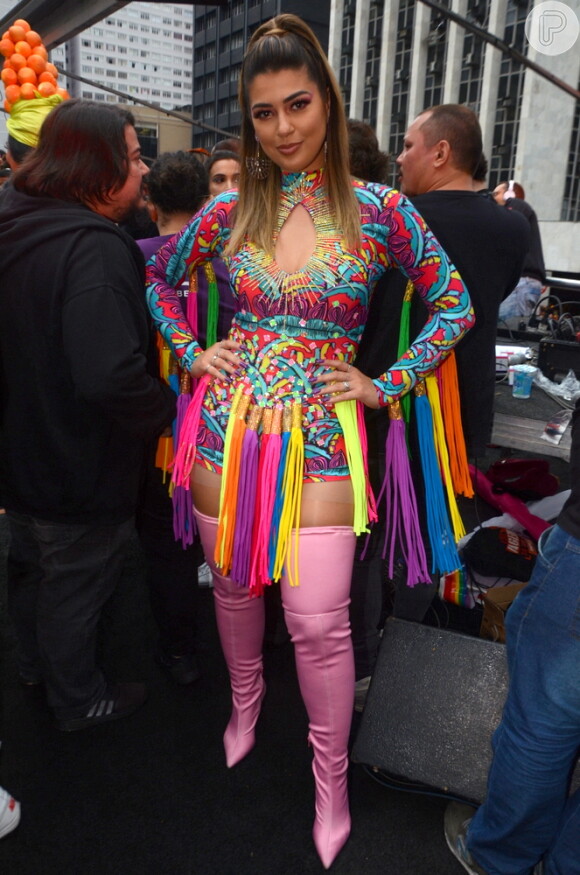 Vivian Amorim escolheu look colorido para prestigiar a Parada LGBTI+, em São Paulo