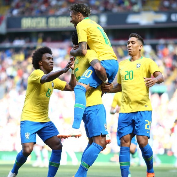 Neymar fez o primeiro gol na vitória por 2 a 0 contra a Croácia