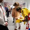 Neymar autografa camisa para jogador da Croácia após jogo