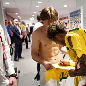 Neymar autografa camisa para jogador da Croácia após jogo