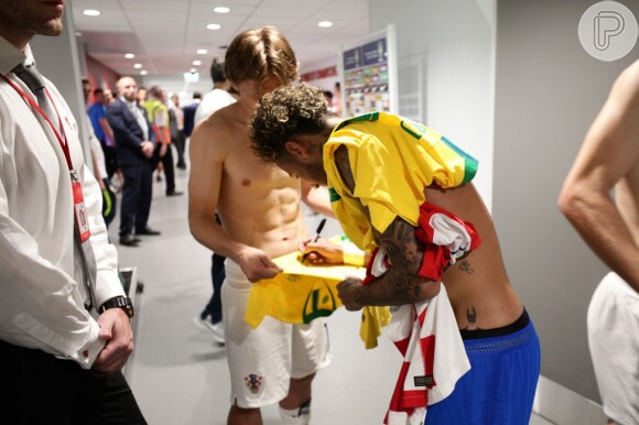 Neymar autografa camisa para jogador da Croácia após jogo