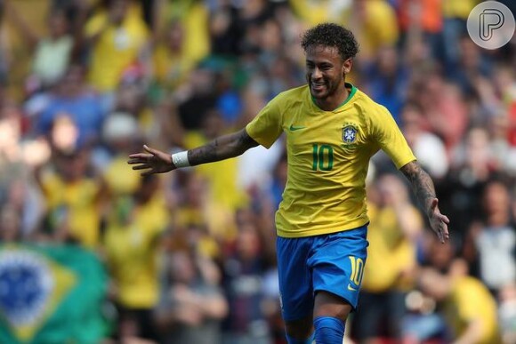 'Mérito do teu esforço e da tua dedicação', escreveu Bruna Marquezine na foto de Neymar