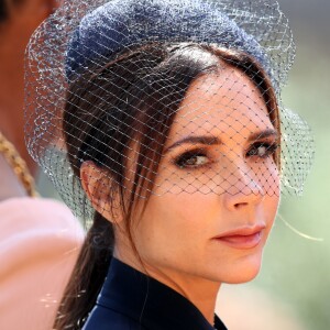 Dona de uma marca de roupas e acessórios que leva o seu nome – e que assinou seu look no casamento real – Victoria Beckham exibiu a pele impecável na cerimônia