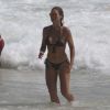 Aos 43 anos, Flávia Alessandra exibiu corpo musculoso em dia de praia nos Estados Unidos