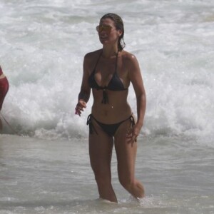 Aos 43 anos, Flávia Alessandra exibiu corpo musculoso em dia de praia nos Estados Unidos