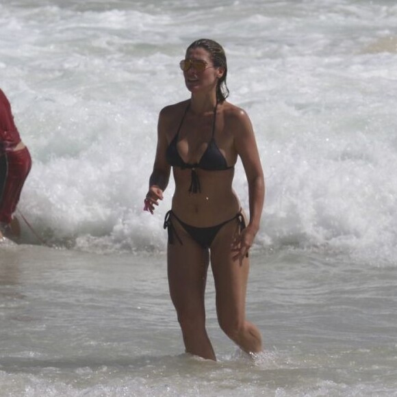 Aos 43 anos, Flávia Alessandra exibiu corpo musculoso em dia de praia nos Estados Unidos