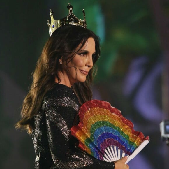 Ivete Sangalo surpreendeu os fãs com show na porta de casa em seu aniversário