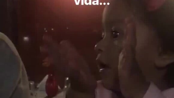 Juliana Alves filma filha, Yolanda, batendo palmas: 'As primeiras da vida'