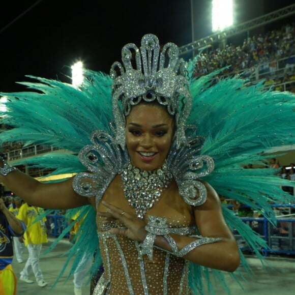 Rainha de bateria da escola Unidos da Tijuca, Juliana Alves contou como concilia ensaios e maternidade
