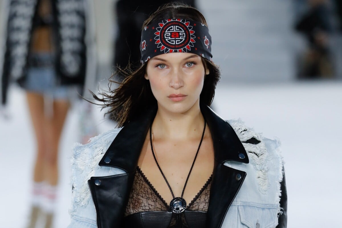 Com look dos anos 90, Bella Hadid participa de desfile que