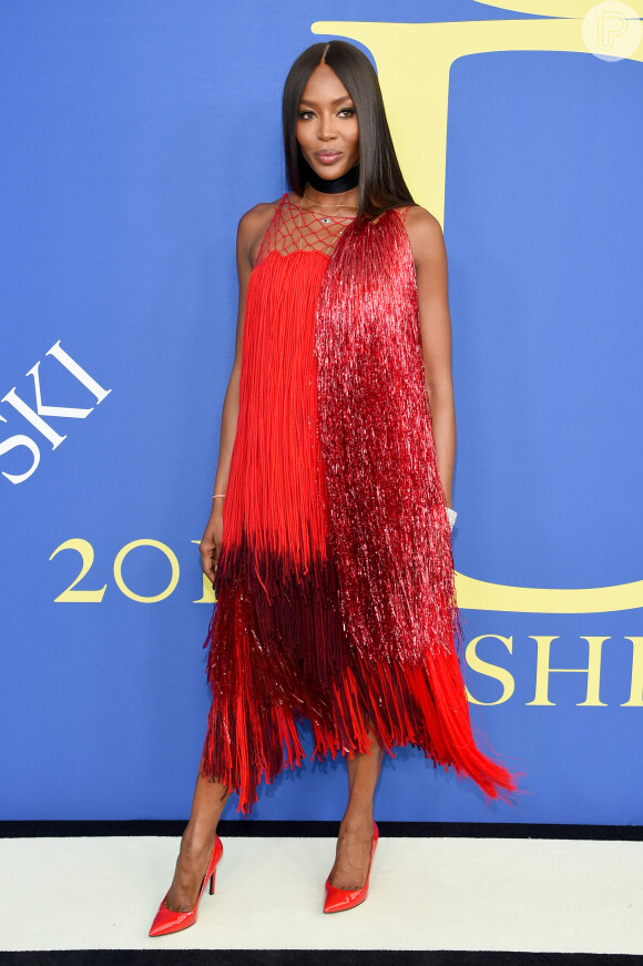 Com look desenhado por Raf Simons em parceria com Calvin Klein, Naomi Campbell optou por combinar o sapato com o vestido no CFDA Fashion Awards