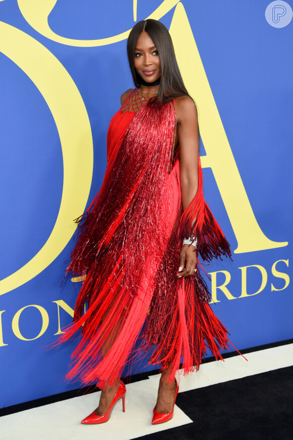 Durante o CFDA Fashion Awards, o Naomi Campbell é composto por franjas assimétricas