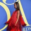 Premiada como Ícone Fashion, Naomi Campbell comparece ao CFDA Fashion Awards de vestido vermelho