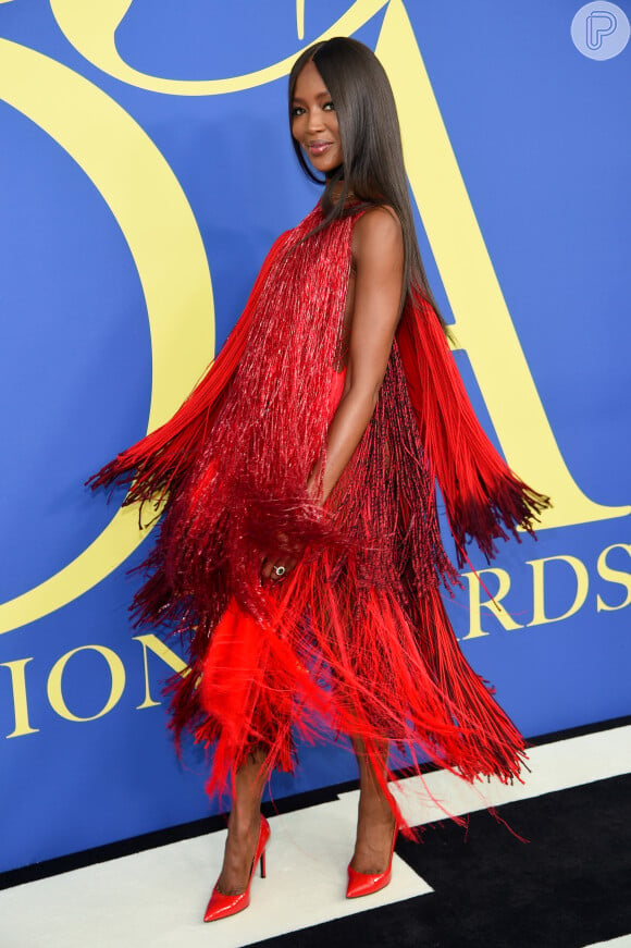 Premiada como Ícone Fashion, Naomi Campbell comparece ao CFDA Fashion Awards de vestido vermelho