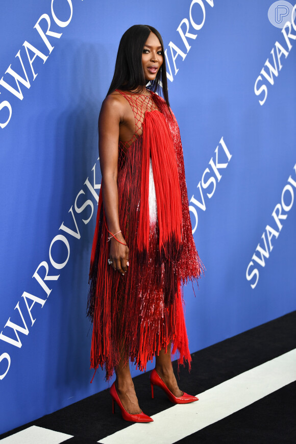 Naomi Campbell posa para os fotógrafos ao chegar ao evento CFDA Fashion Awards