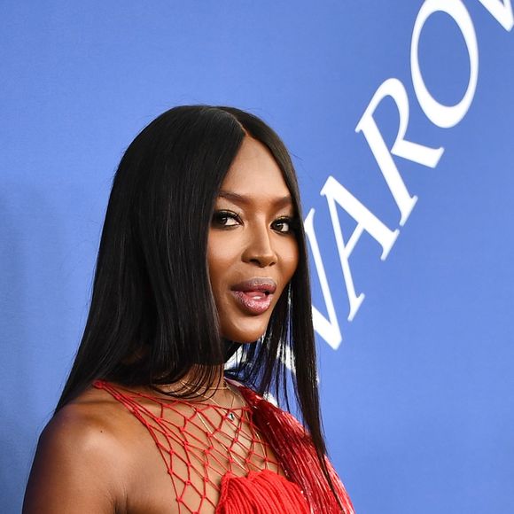 Naomi Campbell posa para os fotógrafos ao chegar ao evento CFDA Fashion Awards