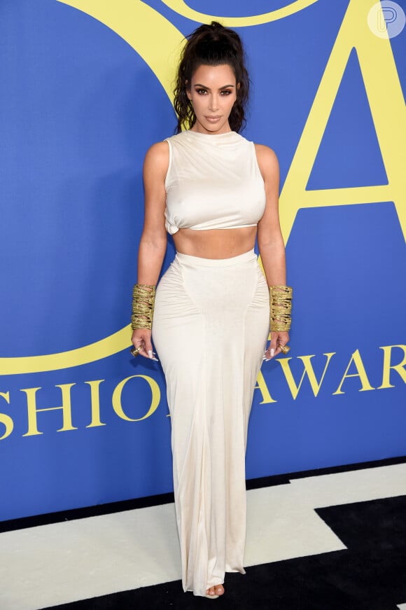 Durante discurso no CFDA Fashion Awards, Kim Kardashian relembrou que uma publicitária a desestimulou a seguir sonho de estrelar uma revista de moda: 'É claro que eu enviei para ela a minha capa da 'Vogue' quando saiu, uma cópia autografada'
