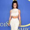 Kim Kardashian escolheu cropped e saia na cor nude do estilista Rick Owens combinados com acessoriórios dourados para comparecer ao CFDA Fashion Awards