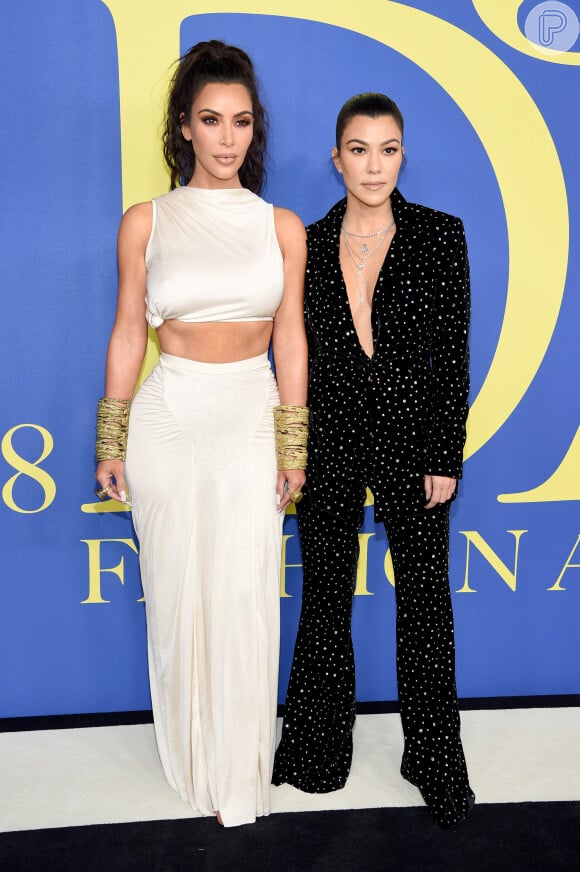 Kim Kardashian foi acompanhada da irmã Kourtney para receber o prêmio 'Influencer' no CFDA Fashion Awards