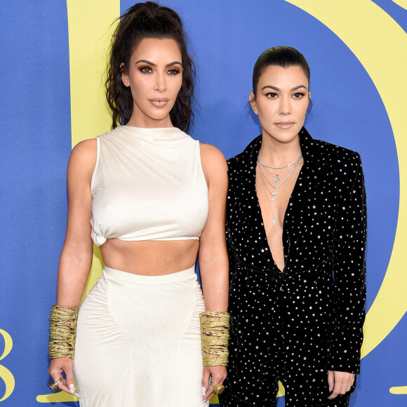 Kim Kardashian foi acompanhada da irmã Kourtney para receber o prêmio 'Influencer' no CFDA Fashion Awards