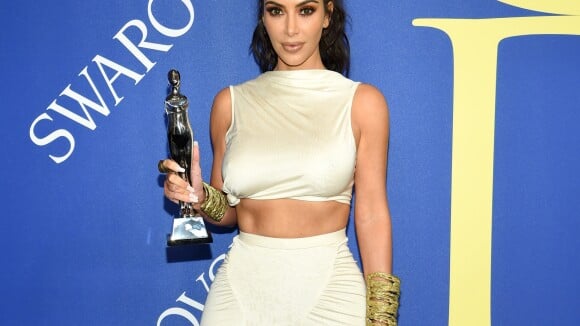 Kim Kardashian, com cropped e saia, ganha prêmio 'Influencer' do CFDA: 'Chocada'
