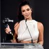 'Eu estou um pouco chocada em estar ganhando um prêmio de moda quando eu estou nua a maior parte do tempo', brincou Kim Kardashian ao receber o troféu de 'Influenciadora' no CFDA Fashion Awards
