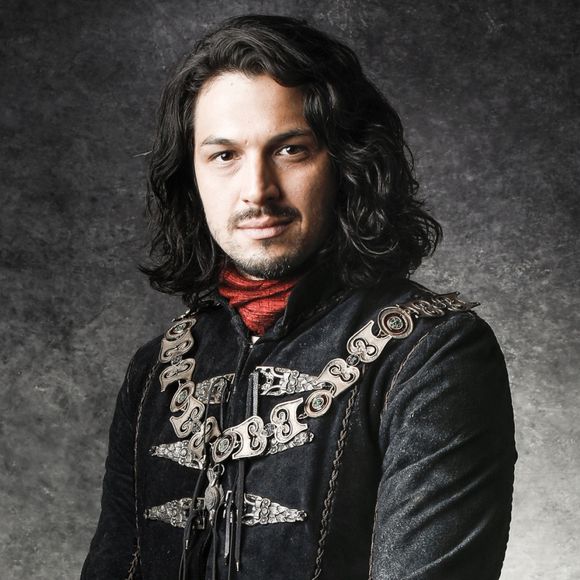 Noivo de Amália (Marina Ruy Barbosa), Afonso (Romulo Estrela) vai ter empréstimo negado pelos reis de Cália na novela 'Deus Salve o Rei'