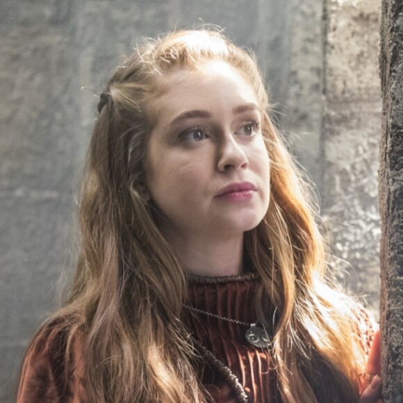 Amália (Marina Ruy Barbosa) fica sabendo que Beatriz (Paula Fernandes) está grávida nos próximos capítulos da novela 'Deus Salve o Rei'. 'Pelas leis da Cália, essa criança não poderá assumir o trono. Para piorar, quando essa história vier à tona, nenhum nobre da Cália irá querer se casar com ela. Essa gravidez inesperada está colocando em risco a continuidade da minha linhagem', diz a mãe da princesa