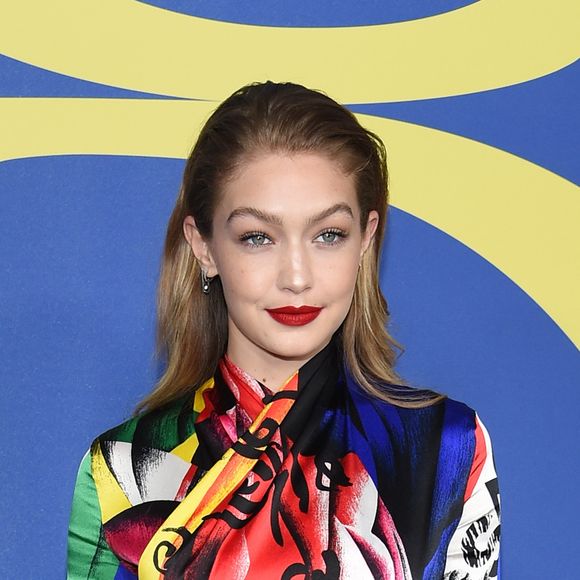 Gigi Hadid vestiu Versace no CFDA (Council of Fashion Designers of America) Awards 2018, realizado no Brooklyn Museum, em Nova York, nesta segunda-feira, 4 de junho de 2018
