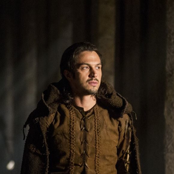 Afonso (Romulo Estrela) tenta convencer Amália (Marina Ruy Barbosa) a aceitar seu casamento com Catarina (Bruna Marquezine) na novela 'Deus Salve o Rei': 'Eu não vou tocar em um fio de cabelo dela, exatamente como seria com a princesa Beatriz! Amália, trata-se apenas de um acordo comercial!'