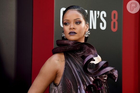 O penteado com cabelo para trás evidenciou as joias Bvlgari usadas por Rihanna na première mundial do filme 'Ocean's 8' ('Oito Mulheres e um Segredo') no Alice Tully Hall, em Nova York, nesta terça-feira, 5 de junho de 2018