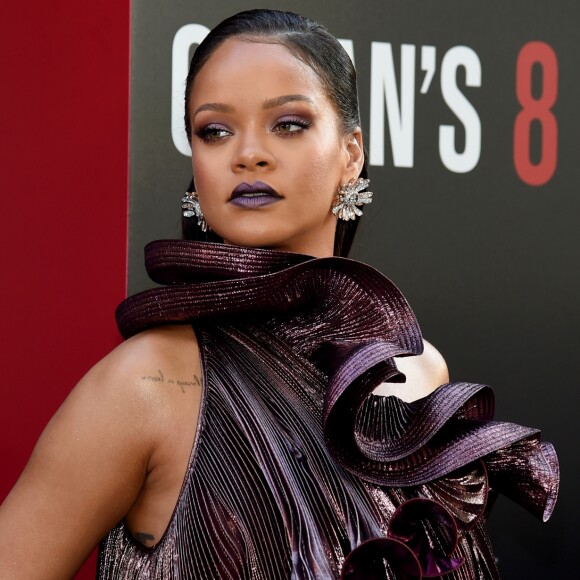 O penteado com cabelo para trás evidenciou as joias Bvlgari usadas por Rihanna na première mundial do filme 'Ocean's 8' ('Oito Mulheres e um Segredo') no Alice Tully Hall, em Nova York, nesta terça-feira, 5 de junho de 2018