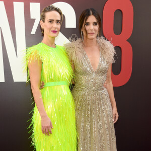 Sintonia! Tanto Sarah Paulson como Sandra Bullock apostaram em vestidos com plumas para a première mundial do filme 'Ocean's 8' ('Oito Mulheres e um Segredo') no Alice Tully Hall, em Nova York, nesta terça-feira, 5 de junho de 2018