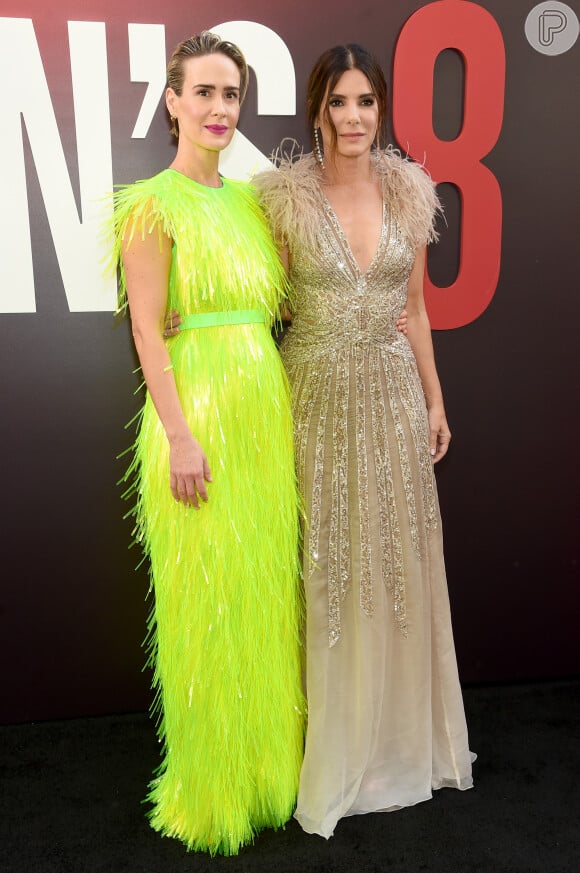 Sintonia! Tanto Sarah Paulson como Sandra Bullock apostaram em vestidos com plumas para a première mundial do filme 'Ocean's 8' ('Oito Mulheres e um Segredo') no Alice Tully Hall, em Nova York, nesta terça-feira, 5 de junho de 2018