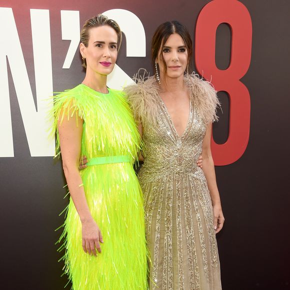 Sintonia! Tanto Sarah Paulson como Sandra Bullock apostaram em vestidos com plumas para a première mundial do filme 'Ocean's 8' ('Oito Mulheres e um Segredo') no Alice Tully Hall, em Nova York, nesta terça-feira, 5 de junho de 2018