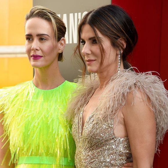 Enquanto Sandra Bullock exibiu um brilhoso longo nude Elie Saab com as penas sobre os ombros, Sarah Paulson usou um modelo Prada repleto de plumas na première mundial do filme 'Ocean's 8' ('Oito Mulheres e um Segredo') no Alice Tully Hall, em Nova York, nesta terça-feira, 5 de junho de 2018