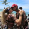 Leo Santana trocou beijos com noiva, Lorena Improta, em show