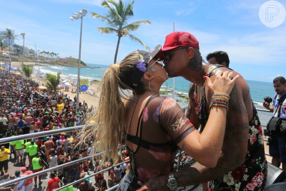 Leo Santana trocou beijos com noiva, Lorena Improta, em show