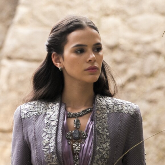 Catarina (Bruna Marquezine) espalha mortes por Montemor ao mandar explodir uma mina nos próximos capítulos da novela 'Deus Salve o Rei', antecipa o colunista de TV Daniel Castro