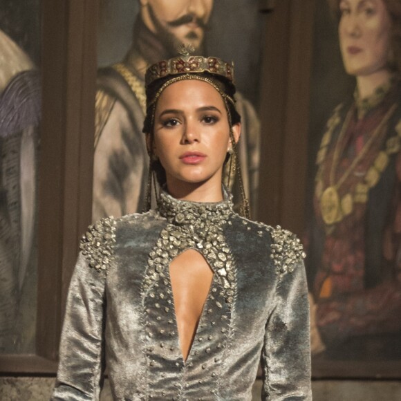 Catarina (Bruna Marquezine) conta a Lucíola (Carolina Ferman) o que pretende nos próximos capítulos da novela 'Deus Salve o Rei' para não deixar Afonso (Romulo Estrela) com outra alternativa a não ser se casar com ela: 'Vou tirar de Afonso sua única possibilidade de salvar Montemor sozinho. Vou destruir a maldita mina!'