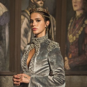 Catarina (Bruna Marquezine) é coroada rainha de Artena no mesmo dia em que a mina de Montemor é implodida por Delano (Jaedson Bahia) seguindo suas ordens nos próximos capítulos da novela 'Deus Salve o Rei'