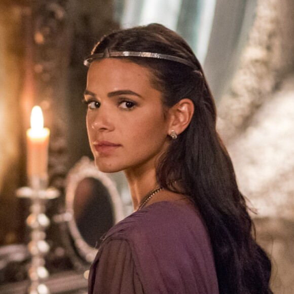 Catarina (Bruna Marquezine) recorre a Delano (Jaedson Bahia) para colocar em prática o seu plano nos próximos capítulos da novela 'Deus Salve o Rei'