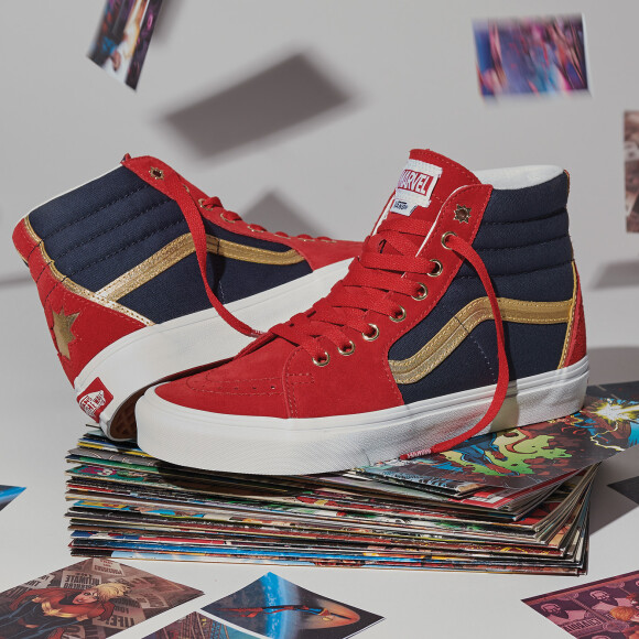 Protagonista de um dos próximos filmes da Marvel, previsto para março de 2019, a Capitã Marvel é homenageada no modelo Vans Sk8-Hi