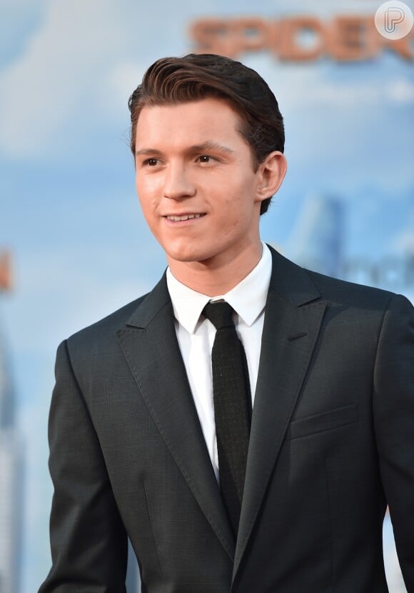 No cinema, o personagem Homem-Aranha é atualmente vivido por Tom Holland, de 22 anos