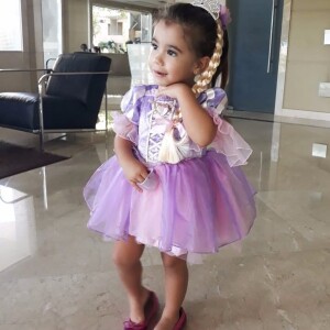 Deborah Secco colocou fantasia de Rapunzel na filha, Maria Flor, de 2 anos