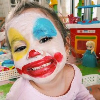 Filha de Deborah Secco, Maria Flor se diverte com rosto pintado:'Cheio de tinta'