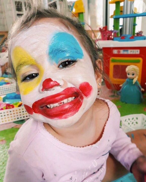 Filha de Deborah Secco, Maria Flor, de 2 anos, sorriu para foto com pintura de palhaço no rosto