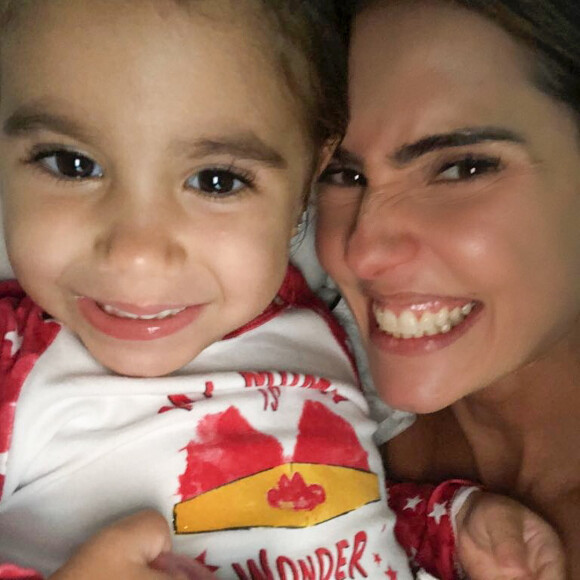 'No final das contas, tem sido mais difícil para mim do que para ela', fala Deborah Secco sobre ter que se dedicar à novela 'Segundo Sol' e aos cuidados com a filha, Maria Flor
