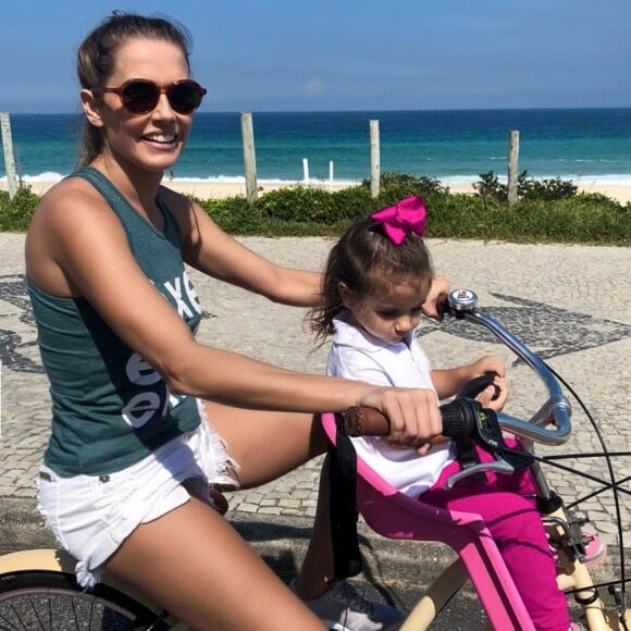 'Eu vivo a minha vida completamente normal e quero que a minha filha seja assim também', falou Deborah Secco sobre Maria Flor