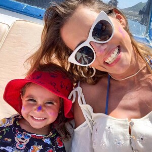 'Um sorrisinho cheio de tinta desses pra alegrar a quarta-feira de vocês. Comigo sempre funciona!', escreveu Deborah Secco em foto de Maria Flor com rosto pintado